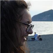 Studentessa universitaria impartisce lezioni di varie materie per studenti di scuole elementari, medie e superiori